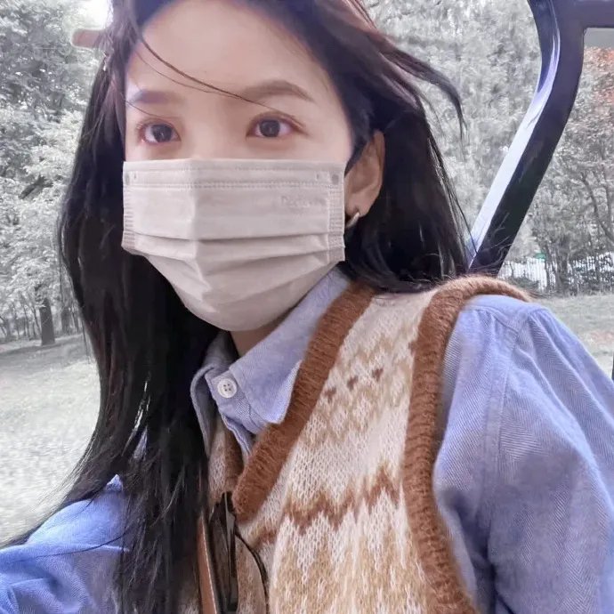 穿黄睡衣的女孩